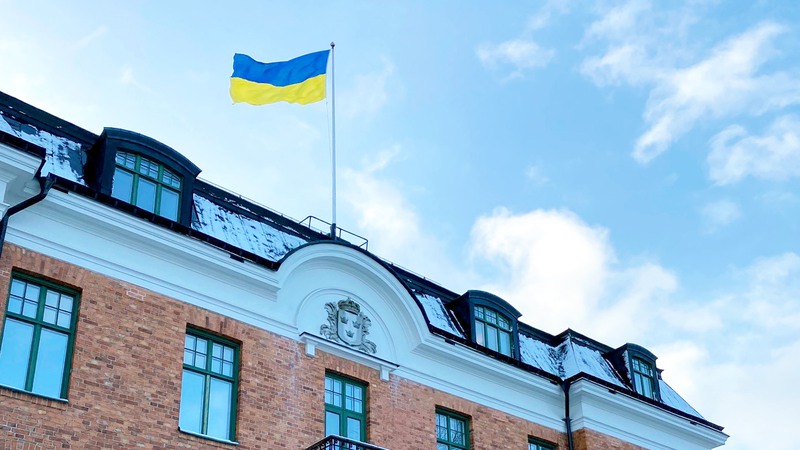 Ukrainas flagga vajar i vinden på Rådhuset på Visborg. 