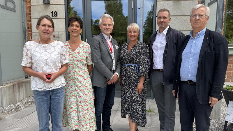 Äldre- och socialförsäkringsminister Anna Tenje på besök.  Gruppen som träffades står utanför ingången till Region Gotlands lokaler på Visborg.