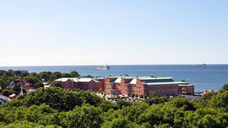 Vy över Visby lasarett som ligger intill havet.
