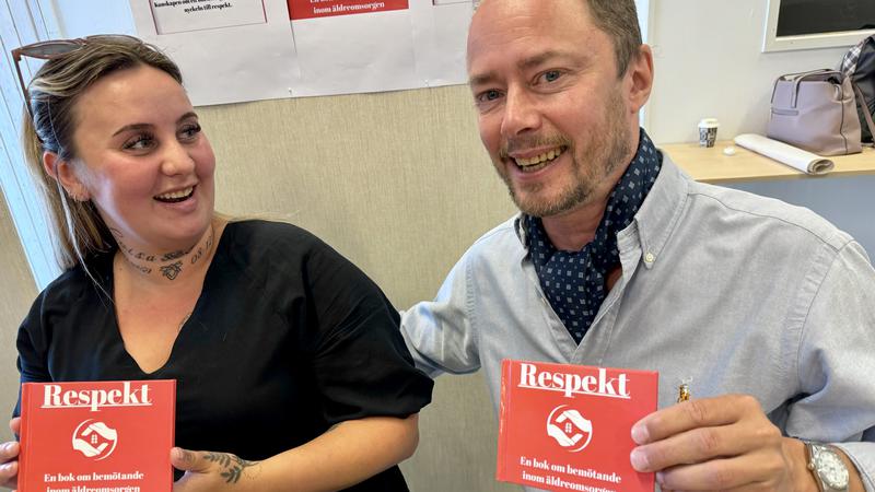 En glad man och kvinna som håller i en röd bok med texten Respekt