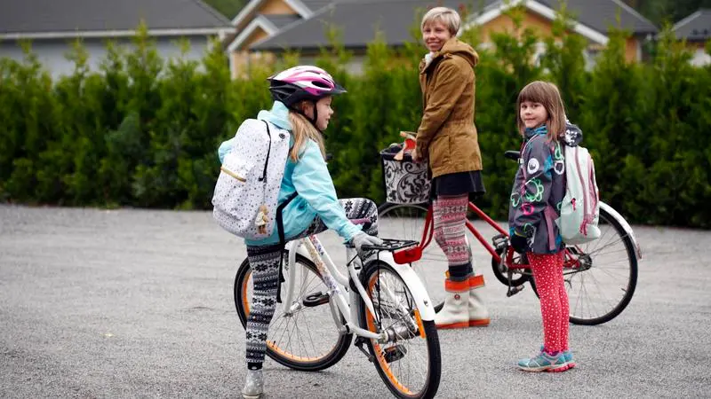 Barn på väg till skolan