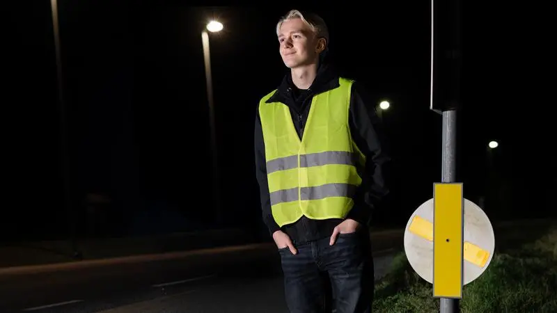 Pojke, reflexväst, reflexsnurra