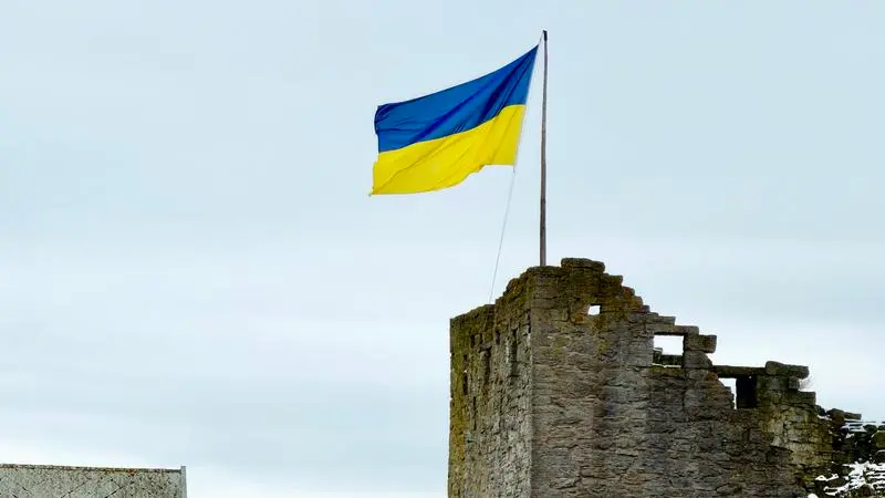 Ukrainas flagga på ringmuren.
