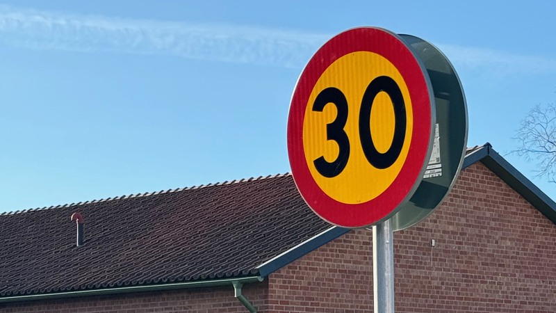Trafikskylt som visar 30 km/tim