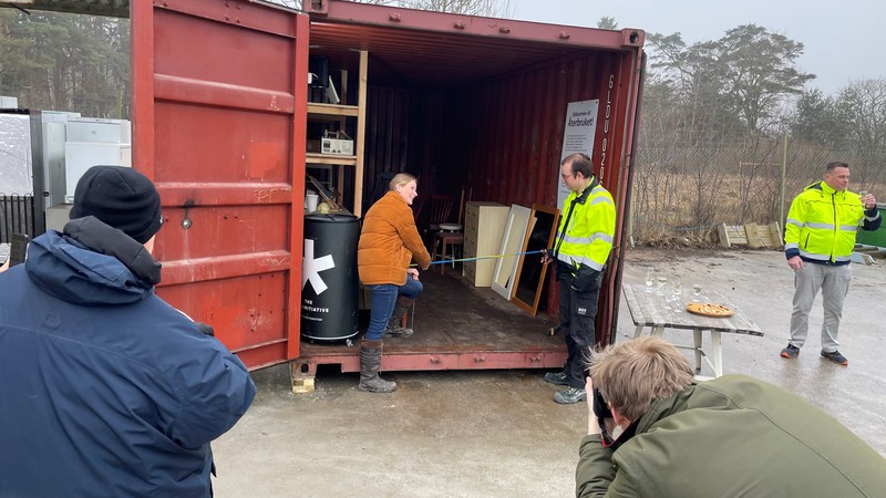 Två personer klipper bandet till nya Återbruket på Hemse återvinningscentral. 