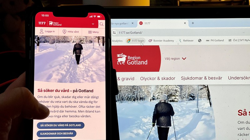 Bild på person som är på webbplatsen 1177.se och Region Gotlands startsida med både sin smarttelefon och dator.