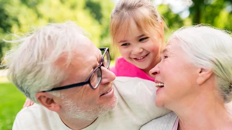 Tre generationer: en man, en kvinna och en liten flicka.