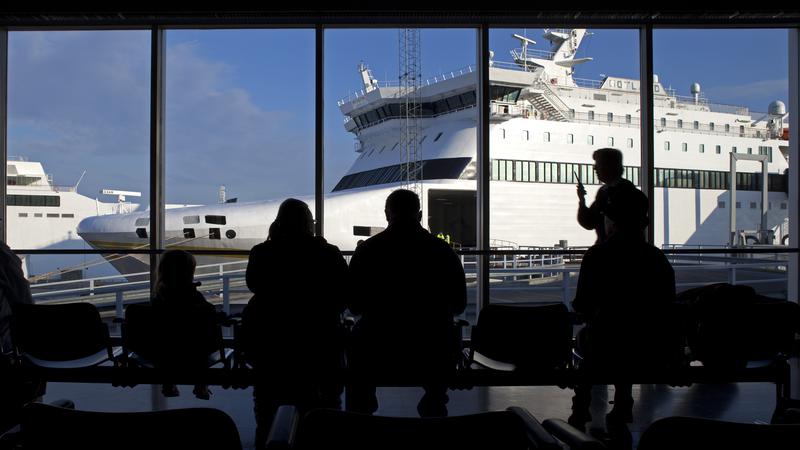 Resenärer i avgångshall
