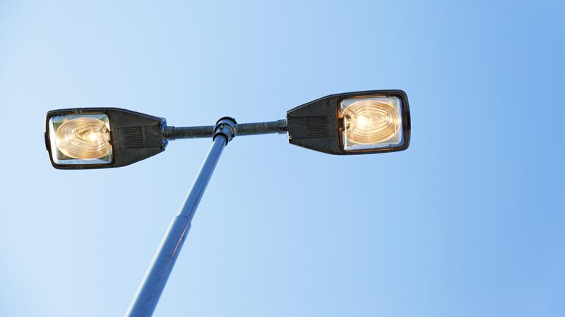 Gatlykta mot blå himmer
