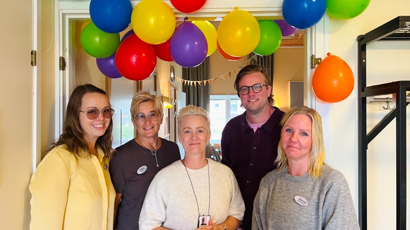 Öppna förskolan i Hemse är invigd med förskollärarna Sara Lexell, Erika Andersson och Jessica Jönsson i spetsen. I mitten står rektorn Michaela Unger och barn- och utbildningsnämndens ordförande Oscar Lindster.
