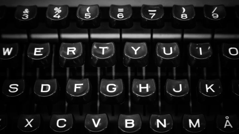 Ett svartvitt foto av en gammal skrivmaskin.
