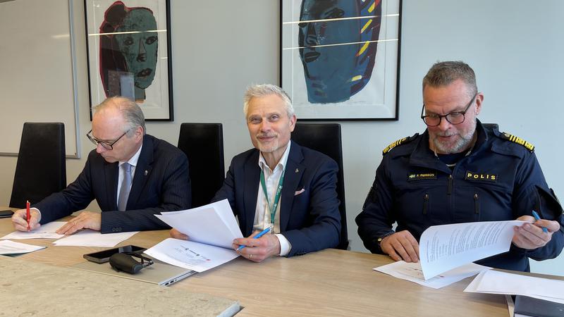 Landshövding Anders Flanking, regiondirektör Stefan Hollmark och polisområdeschef Fredrik Persson signerar överenskommelse för gemensamt brottsförebyggande arbete. 