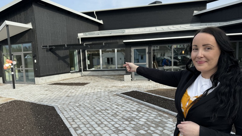 Enhetschef Isabelle Edvardsson visar upp boendet.