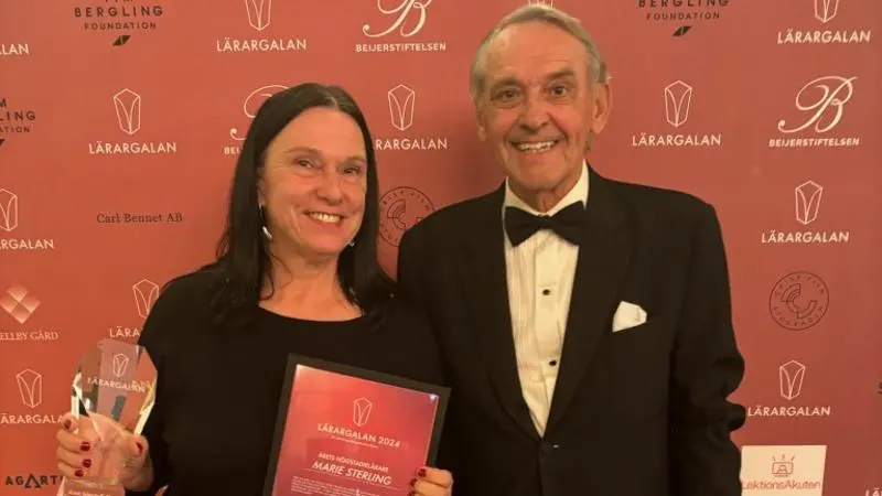 Läraren Marie Sterling står bredvid Jan Eliasson och håller i sitt diplom och sitt pris.