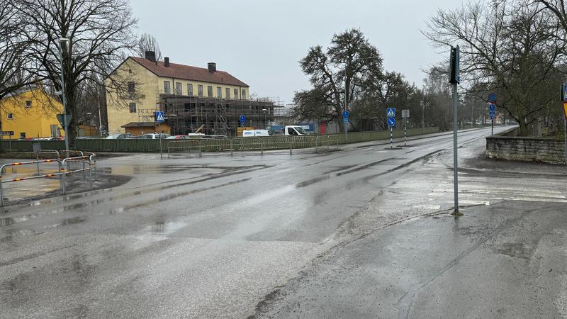 Fyrvägskorsning i stadsmiljö med övergångsställen. 