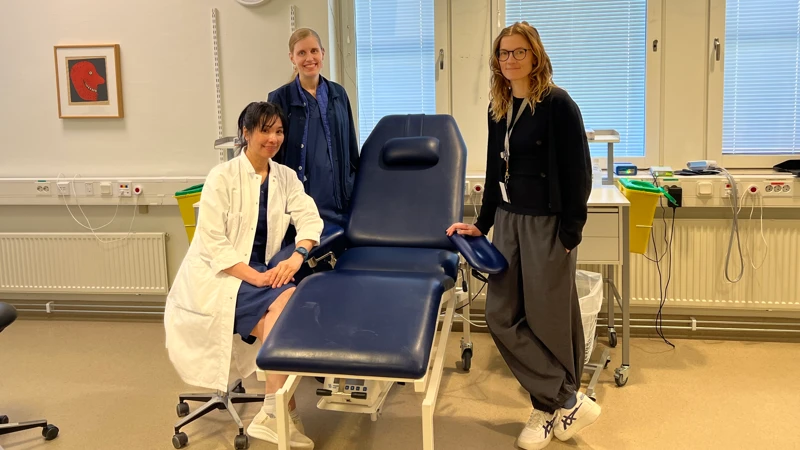 En grupp människor som står runt ett sjukhusrum.