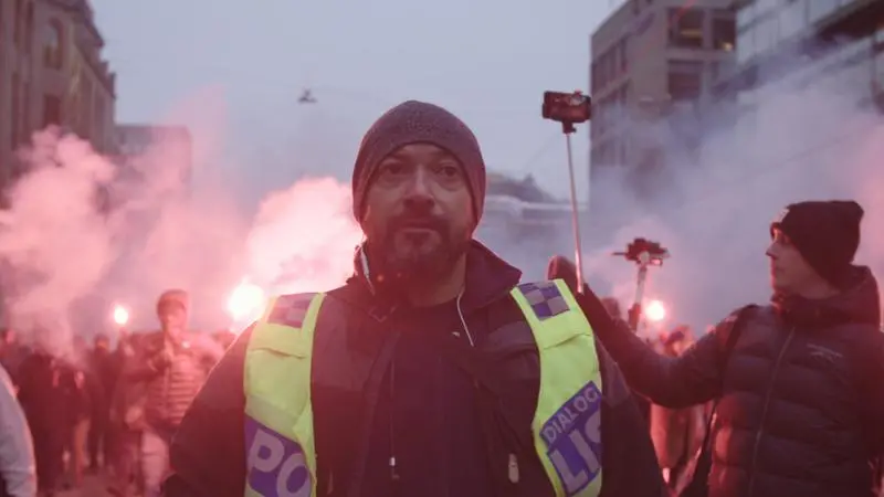 Dokumentärfilmen Dialogpolisen, regi av Susanna Edwards. 