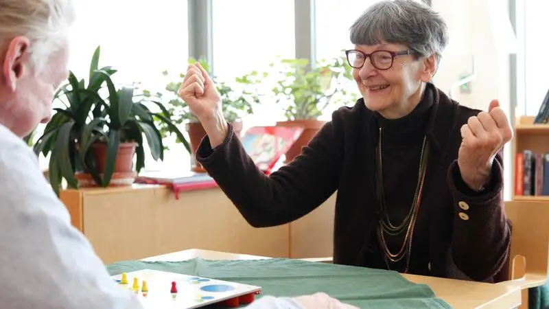 Äldre par spelar spelet Fia med knuff