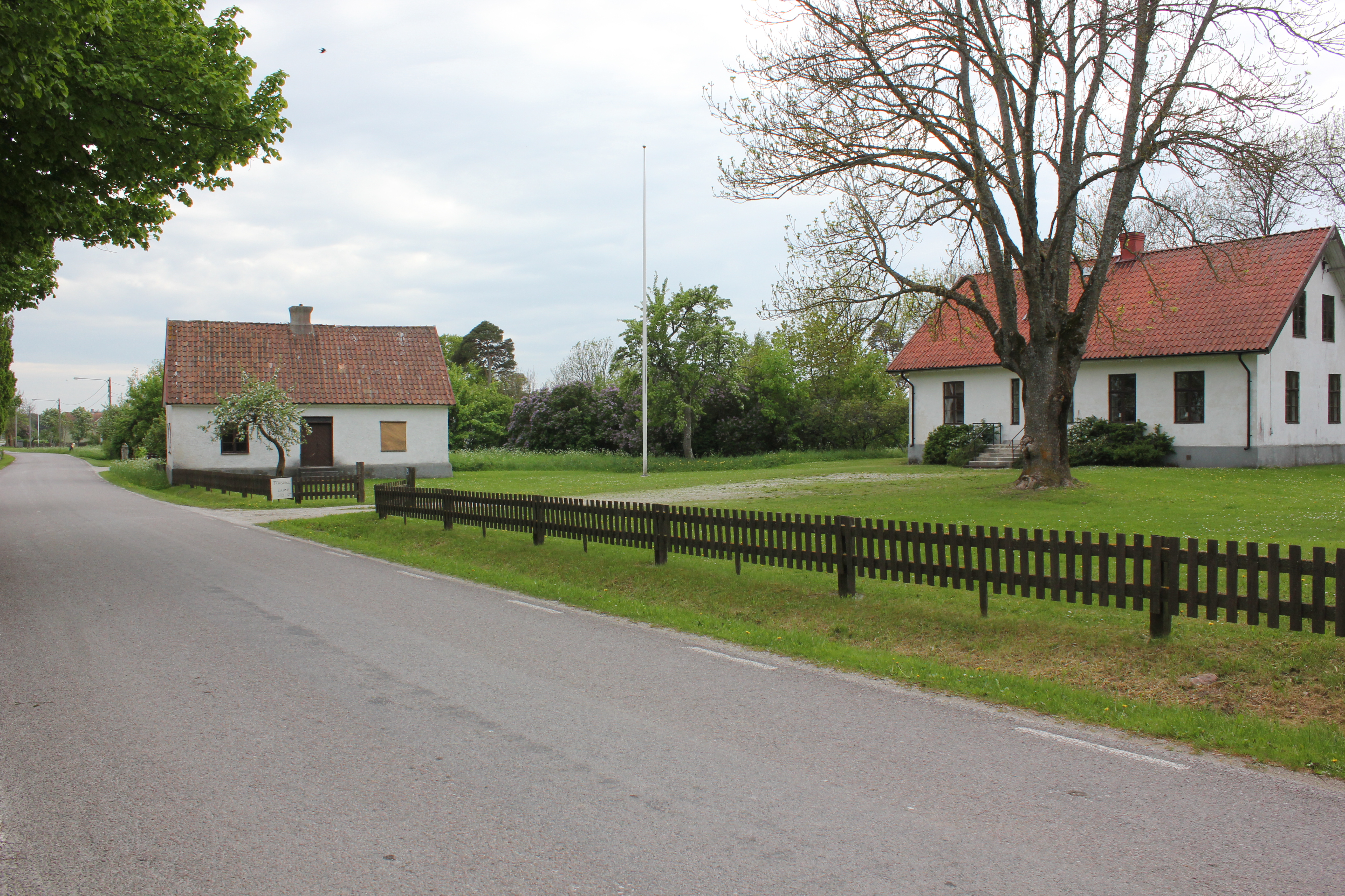 Äldre skolbyggnad och nya skolhuset