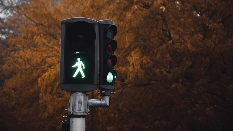 Trafiksignal visar grönt för gångtrafikanter och cyklister.