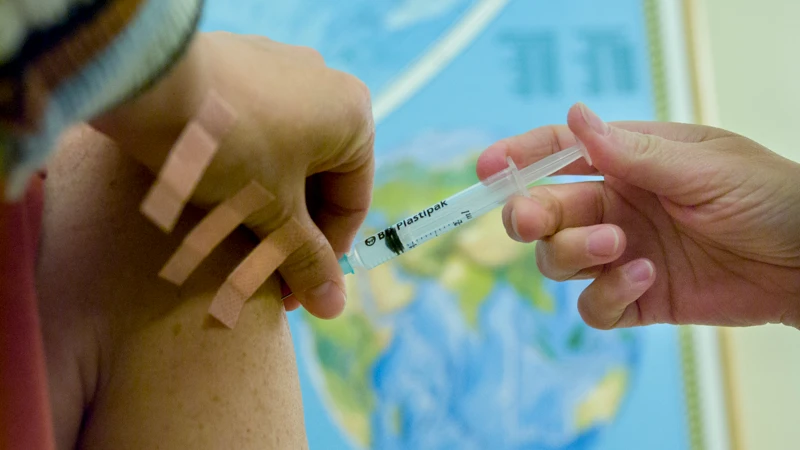En person blir vaccinerad i överarmen.
