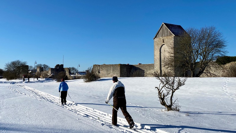 Skidåkare utanför Visby ringmur.