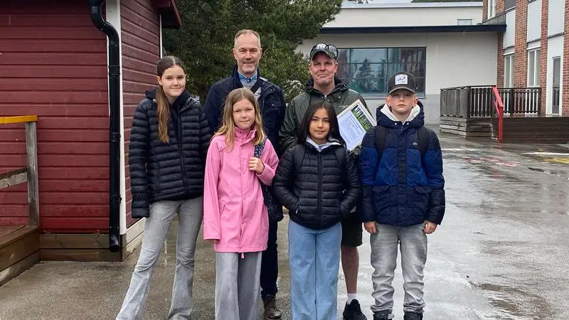 Gruppbild med elever och personal på skolgård