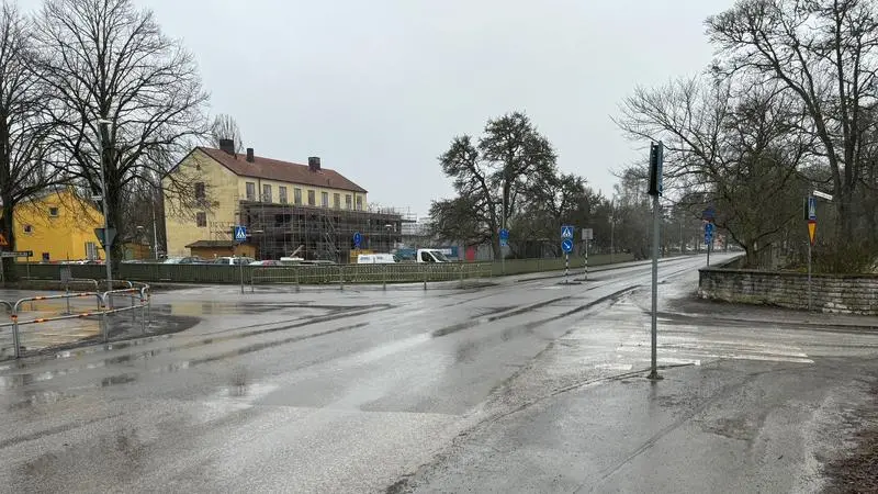 Gata med cirkulationsplats intill en skola i Visby,