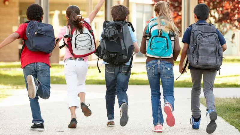 Barn som springer till skolan