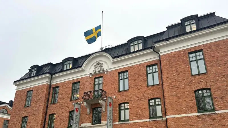 Flagga på halv stång på taket av Rådhuset i Visby