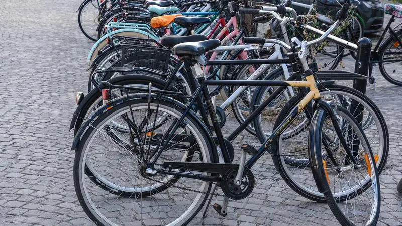 Cyklar på cykelparkering.