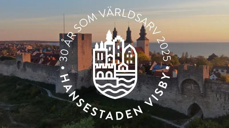 VIsby med ringmuren och Världsarvets logotyp förgrunden
