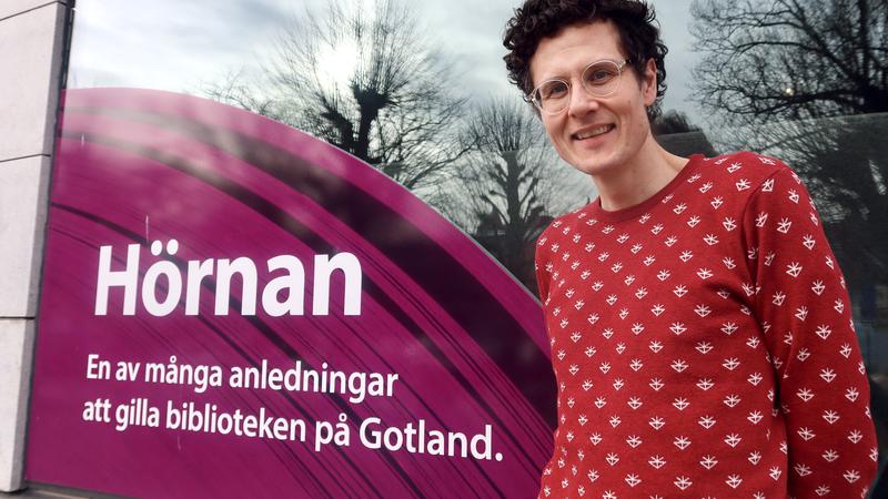 Man vid reklamskylt om bibliotken