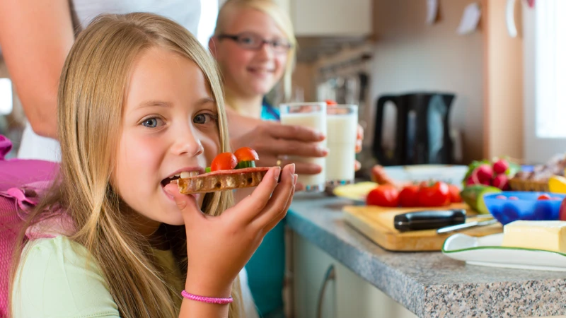 Barn som äter frukost