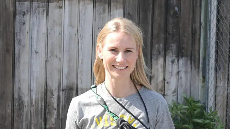 Sara Jacobsson Björklund står utomhus och tittar in i kameran.
