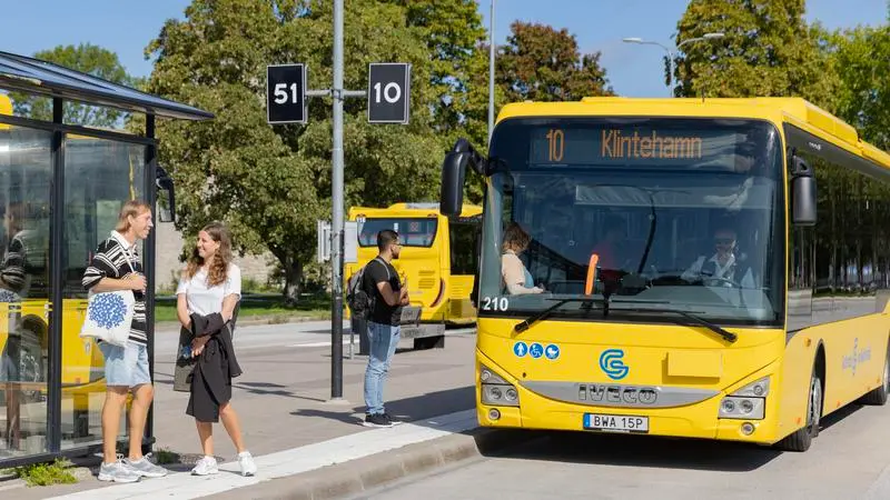 gul buss, resenärer, busstation