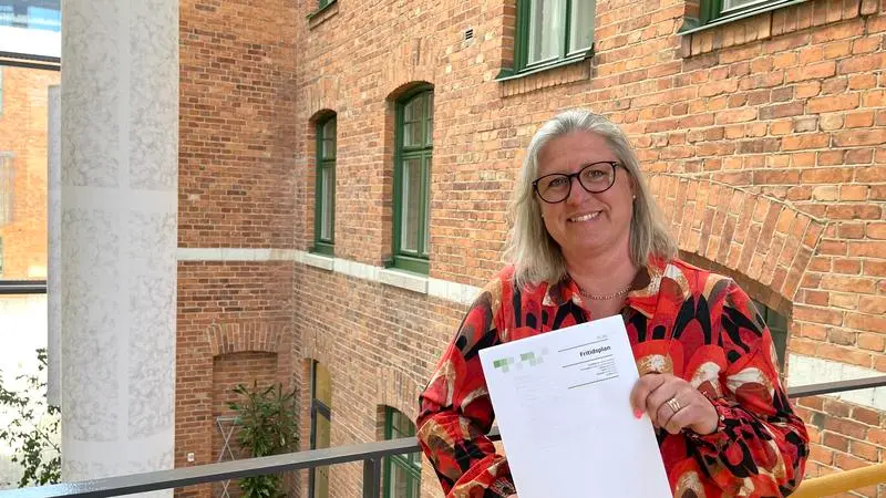 Linda Helledaij håller upp fritidsplanen