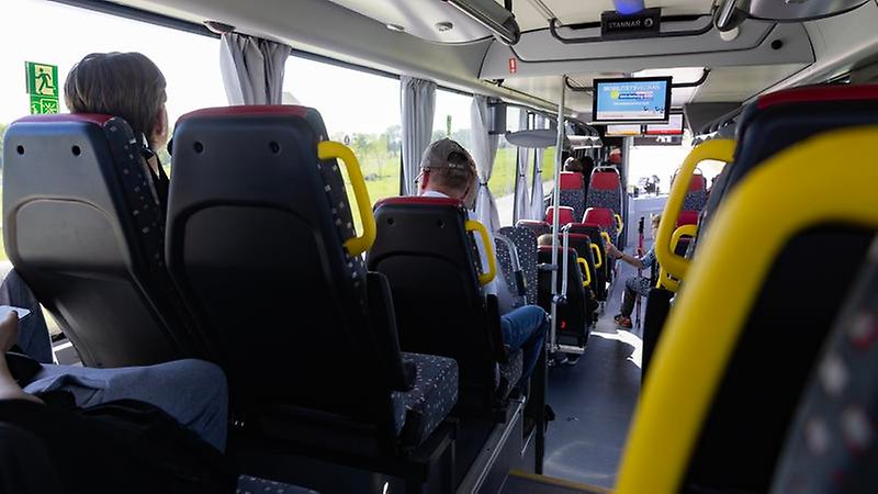 Människor på en buss