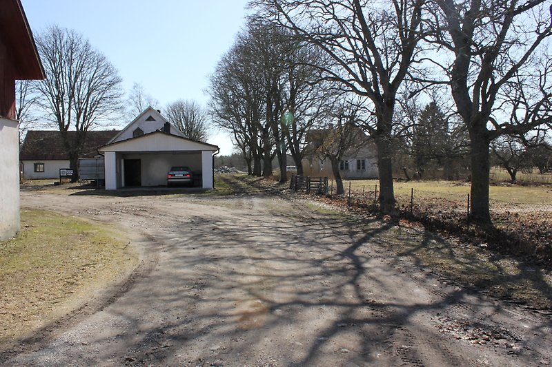 Flera vita hus och ett garage