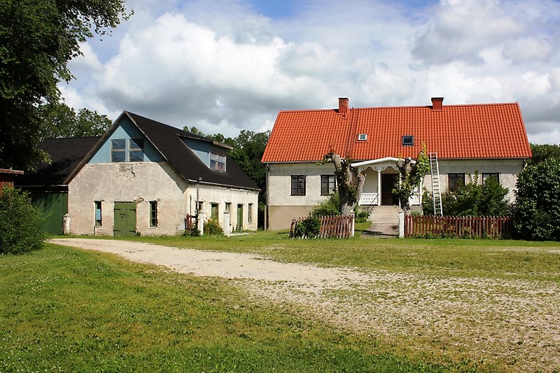 Två vita hus, med rött respektive svart tak.
