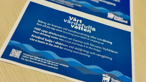 En närbild av ett informationsblad på ett skrivbord