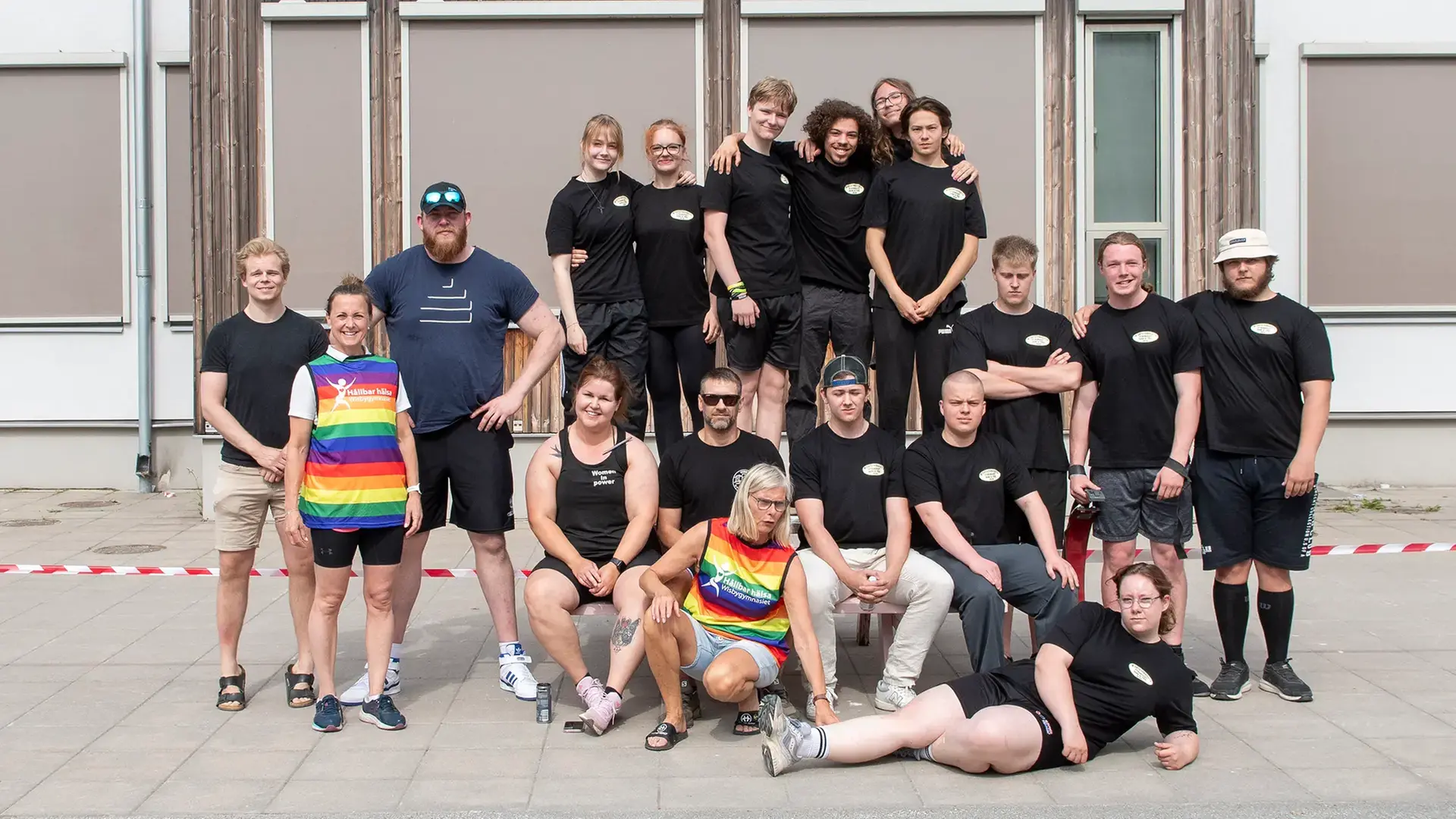 Grupp på 18 personer som deltagit i strongest töis och sork, en kraftsportstävling