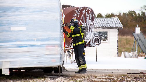 Brandman står vid en buss
