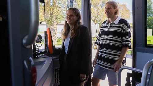 två ungdomar som går på bussen
