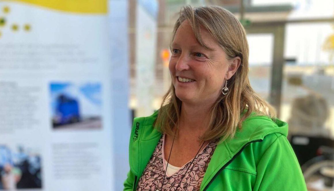 Porträttbild av Anna Bäckstäde som ger rådgivning och ler