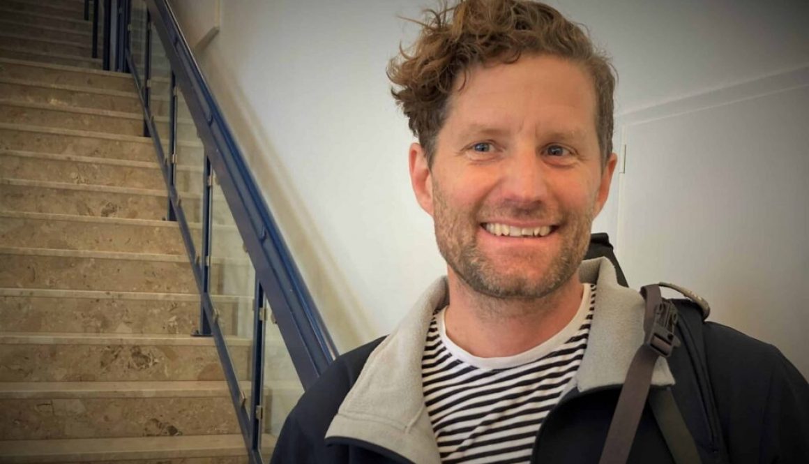 Porträttbild man som ler Magnus Jennerholm