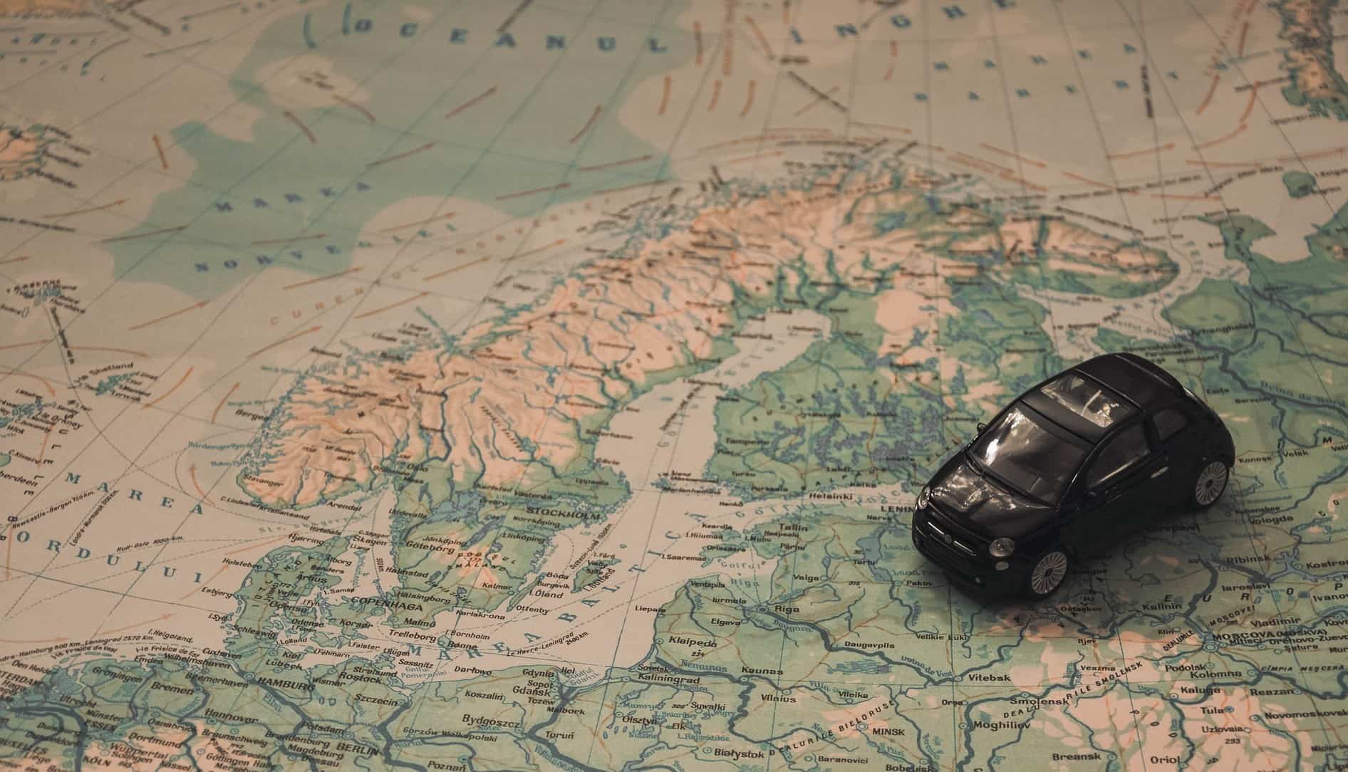 karta av Sverige som det står en svart leksaksbil på