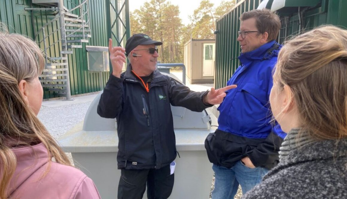 Man Thomas Hedin visar runt en grupp på biogasanläggning