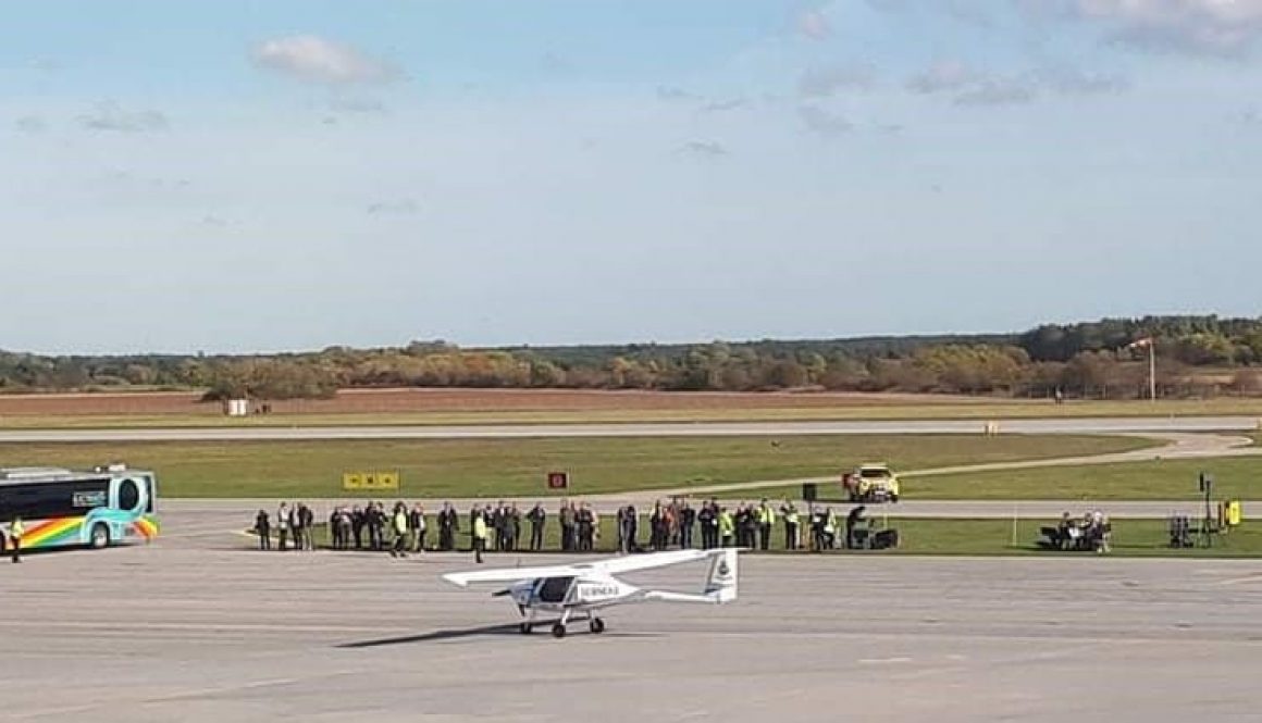 Elflyg buss och åskådare på landningsbana på visby flygplats