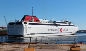 Destination Gotlands färja i hamnen